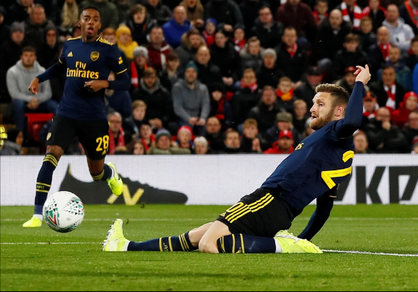 Mustafi đá phản gây sốc trước Liverpool nhưng CĐV Arsenal không ngạc nhiên