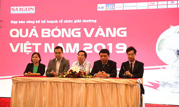 "Ông hoàng nhạc sến" Ngọc Sơn ngẫu hứng hát tại họp báo QBV VN 2019