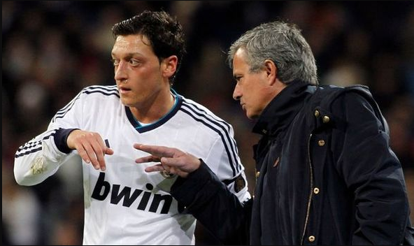 CĐV Arsenal tin Mourinho sẽ "hóa phép" Ozil nếu thay thế Emery