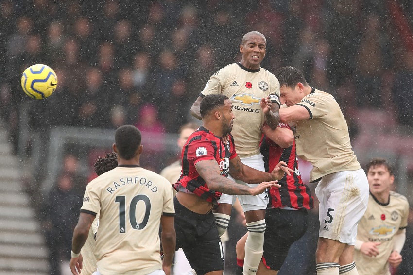 CĐV MU nổi giận khi Solskjaer chọn Young thay Williams trước Bournemouth