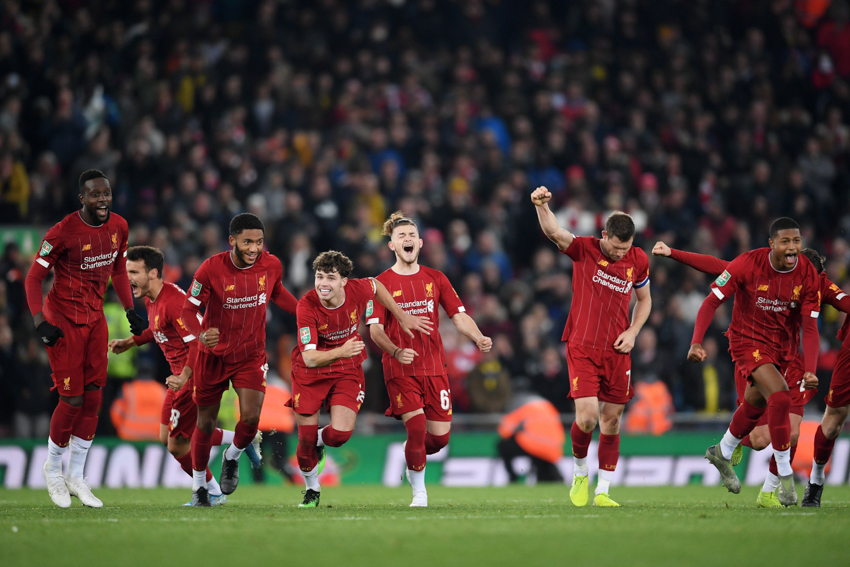 Xem trực tiếp 2 trận của Liverpool cách nhau 6400 km như thế nào?