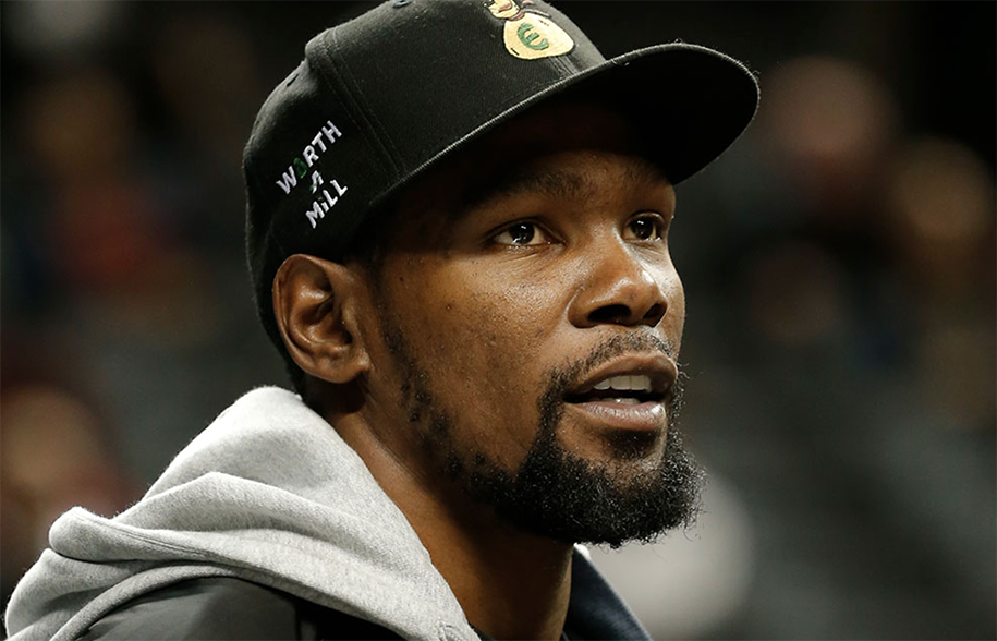 Dù chưa thể chạy, Kevin Durant đã trở lại sân để tập ném rổ