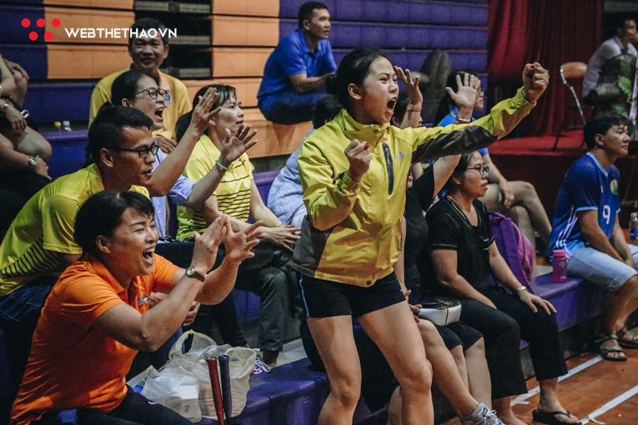Giải Cầu lông Người giáo viên nhân dân 2019: Các cô giáo "cháy" hết mình