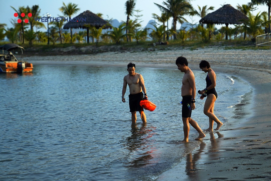Choáng ngợp với vẻ đẹp đường bơi hoàng hôn của Sunset Bay Triathlon 2019