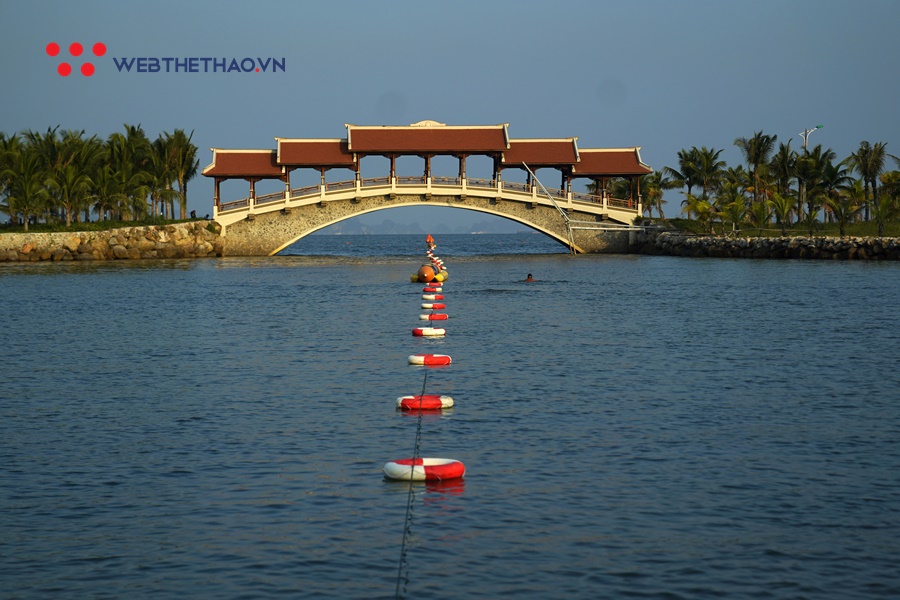 Choáng ngợp với vẻ đẹp đường bơi hoàng hôn của Sunset Bay Triathlon 2019