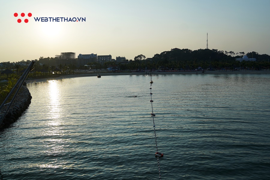 Choáng ngợp với vẻ đẹp đường bơi hoàng hôn của Sunset Bay Triathlon 2019