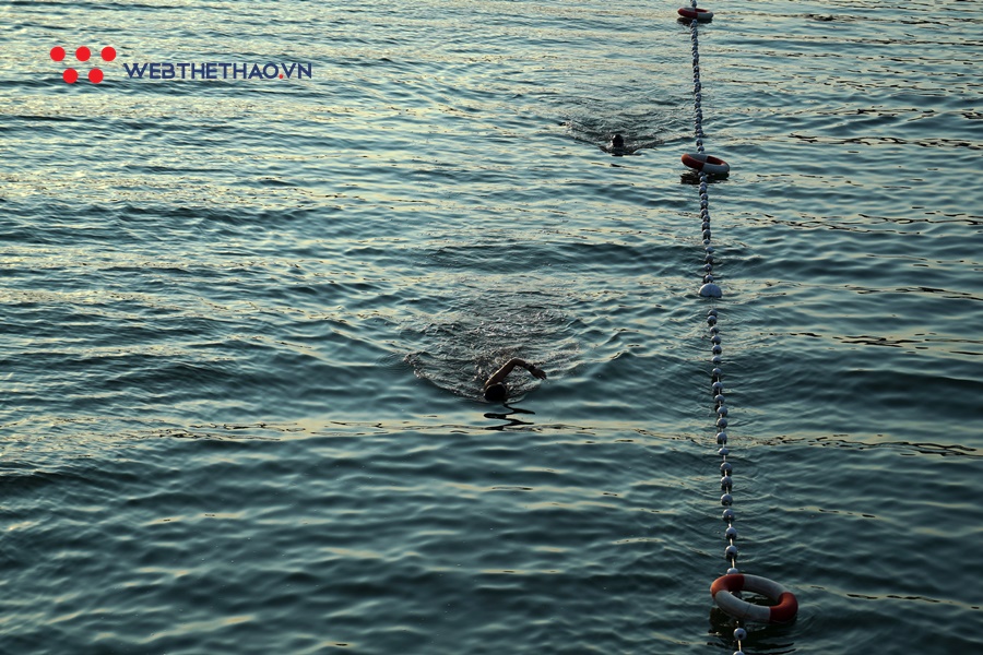 Choáng ngợp với vẻ đẹp đường bơi hoàng hôn của Sunset Bay Triathlon 2019