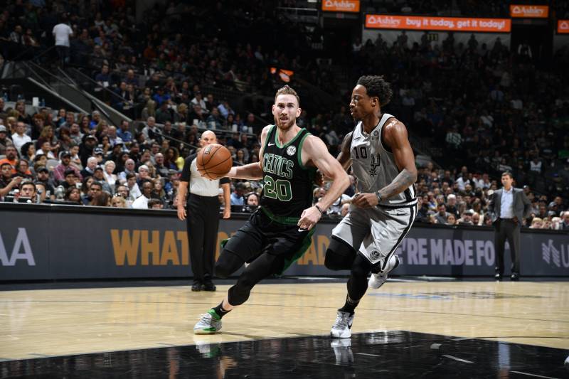 Gordon Hayward rạn xương bàn tay trong chiến thắng của Boston Celtics