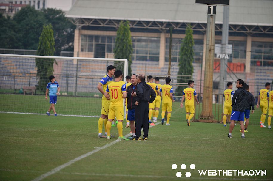 Thầy Park hỏi thăm Công Phượng, Văn Hậu; trầm ngâm trước thềm trận đánh lớn