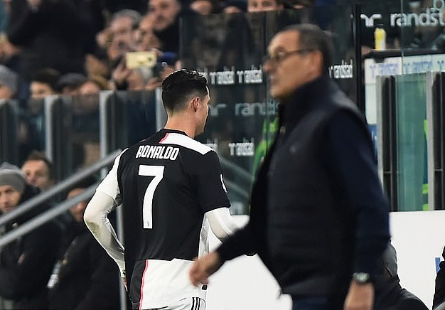 Ronaldo chửi thề HLV Sarri khi bị thay ra sân ở trận Juventus vs Milan