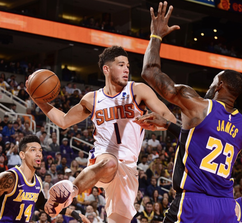 Kyle Kuzma ném clutch, LA Lakers vượt qua ngựa ô Phoenix Suns