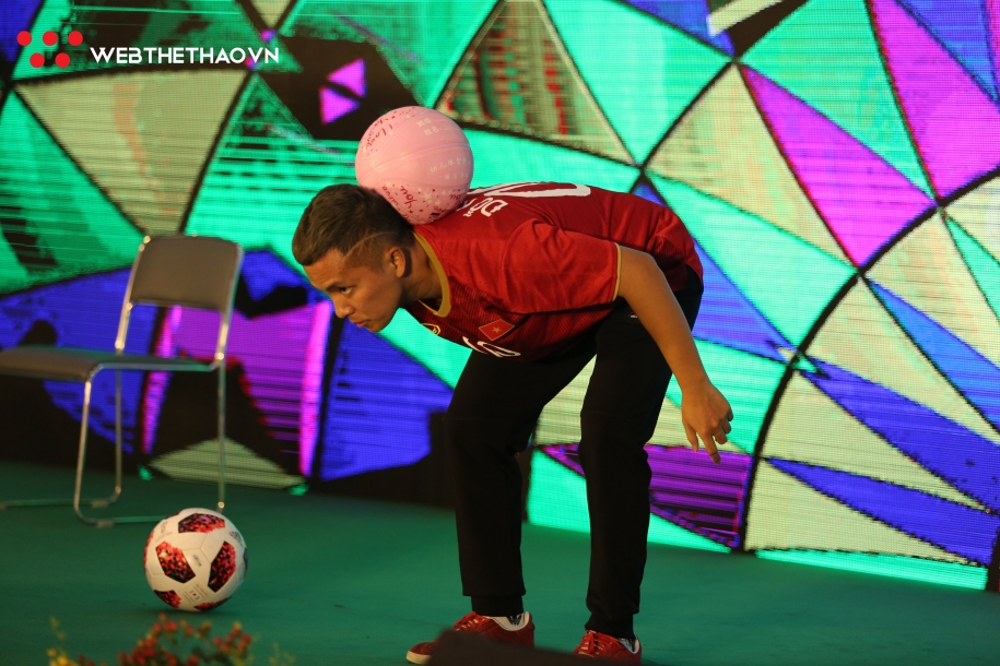 Đỗ Kim Phúc trổ tài tâng bóng rổ tại Vietnam Sport Show 2019