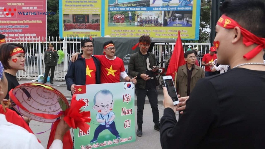 Những CĐV đặc biệt trong ngày tuyển Việt Nam đấu UAE