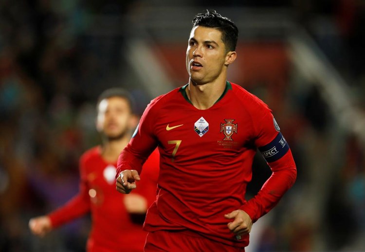 Ronaldo còn cách kỷ lục 11 bàn với hat-trick cho Bồ Đào Nha