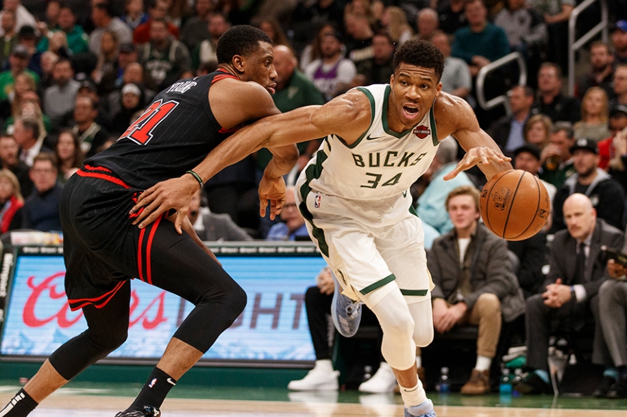 Giannis Antetokounmpo tiếp tục ghi trên 30 điểm, Milwaukee Bucks đè bẹp Chicago Bulls