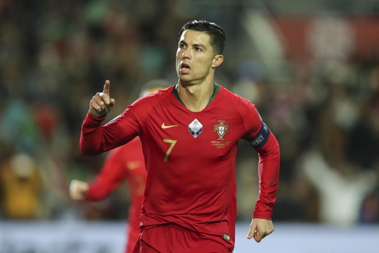 Ronaldo còn cách kỷ lục 11 bàn với hat-trick cho Bồ Đào Nha