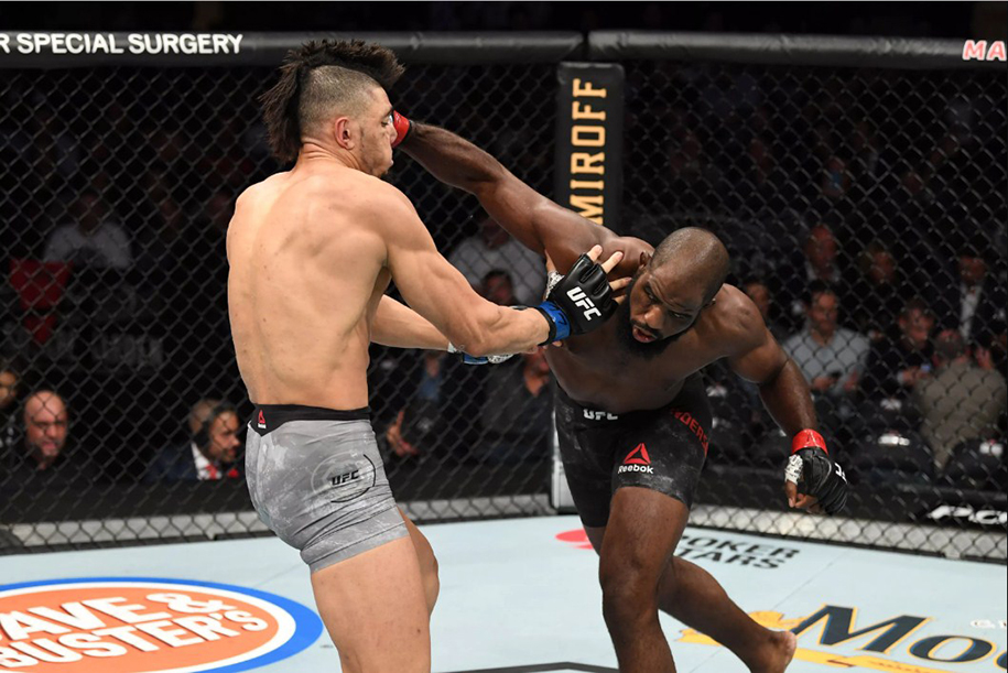 Corey Anderson cho rằng Jon Jones đang né tránh mình để đấu với Reyes