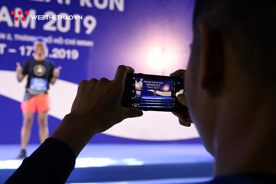 Hàng nghìn VĐV xuất phát trong đêm tại Pocari Sweat Run Việt Nam 2019