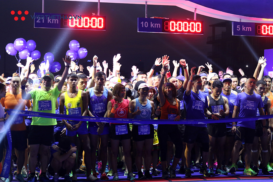 Hàng nghìn VĐV xuất phát trong đêm tại Pocari Sweat Run Việt Nam 2019