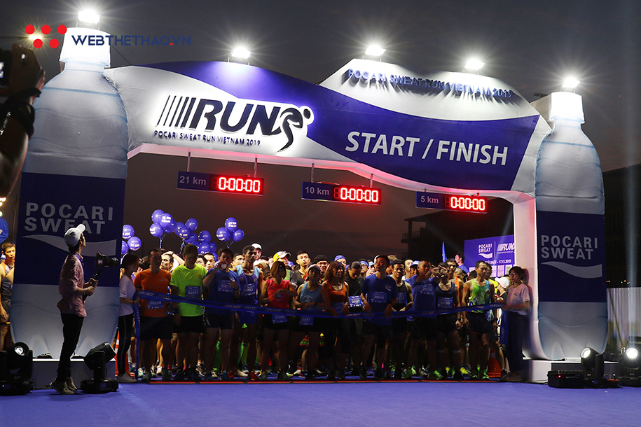 Hàng nghìn VĐV xuất phát trong đêm tại Pocari Sweat Run Việt Nam 2019