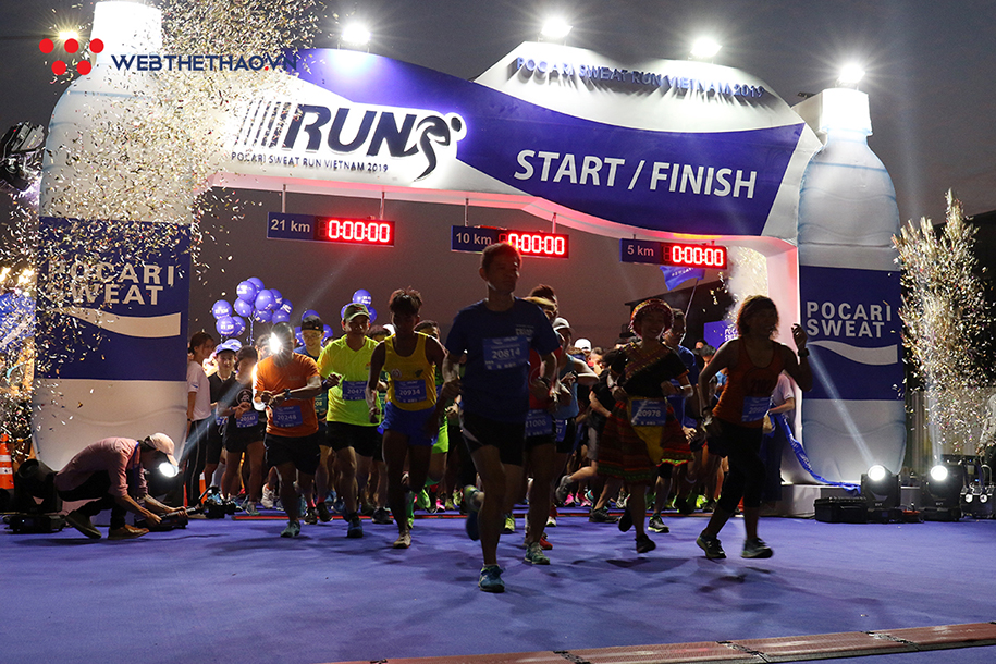 Hàng nghìn VĐV xuất phát trong đêm tại Pocari Sweat Run Việt Nam 2019