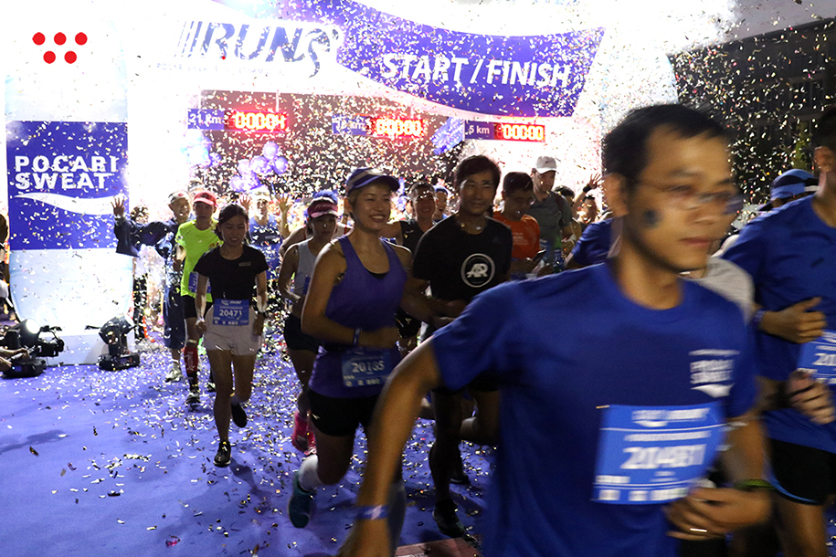 Hàng nghìn VĐV xuất phát trong đêm tại Pocari Sweat Run Việt Nam 2019