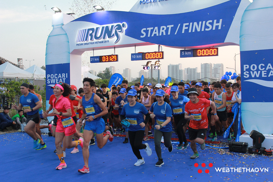 Hàng nghìn VĐV xuất phát trong đêm tại Pocari Sweat Run Việt Nam 2019