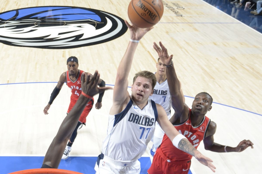 Đôi cánh châu Âu tỏa sáng, Dallas Mavericks hạ gục nhà ĐKVĐ