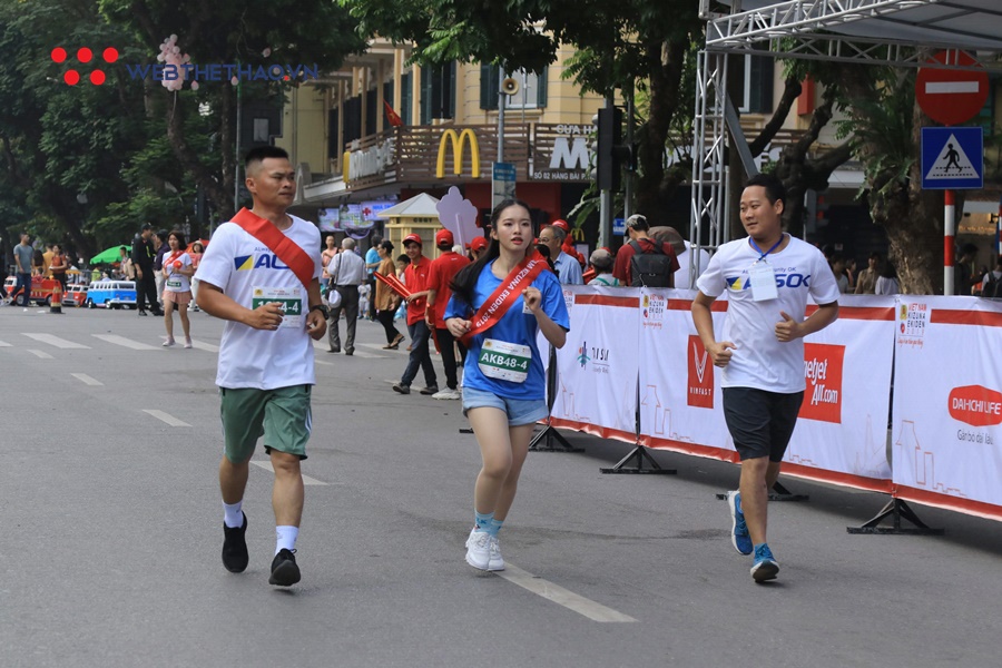 Nữ ca sĩ Nhật Bản chạy cùng tuyển thủ SEA Games Việt Nam tại Kizuna Ekiden 2019