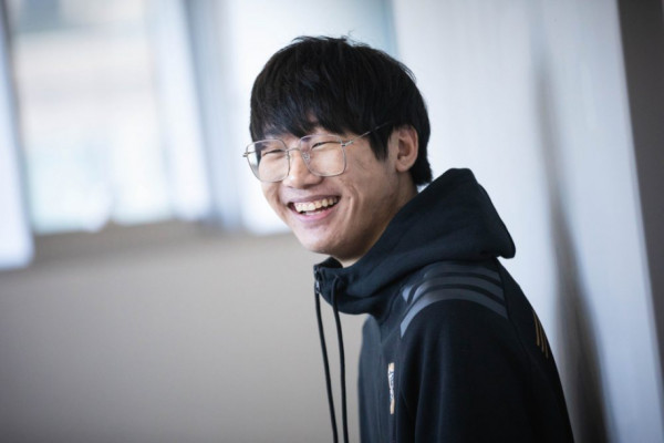 Tin chuyển nhượng LMHT 19/11: SKT T1 chia tay HLV kkOma, Clid và Khan?