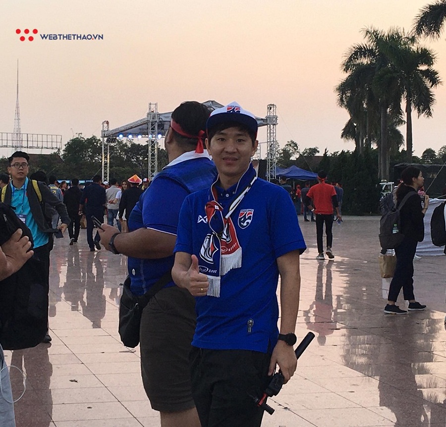 CĐV Thái Lan "mở hội", đốt pháo sáng bên ngoài SVĐ Mỹ Đình