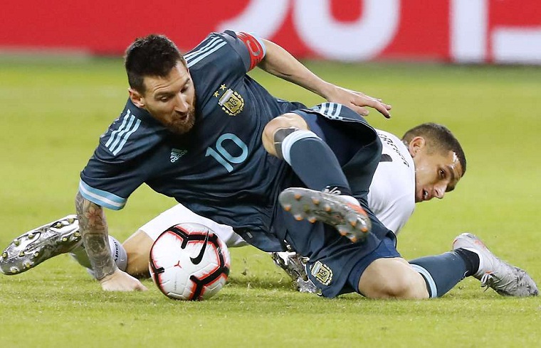 Messi ngã xuống sân vẫn rê bóng qua 5 cầu thủ Uruguay