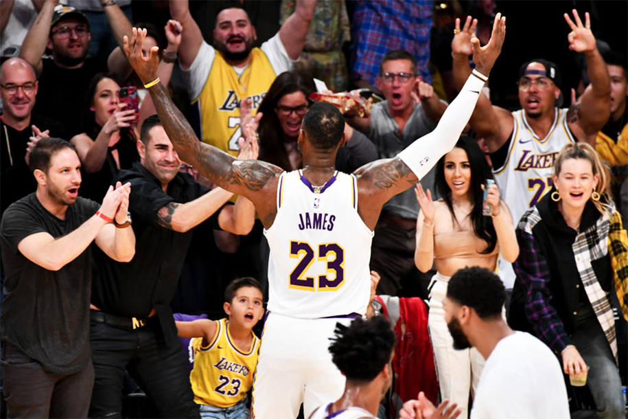 Bị chê hết thời, LeBron James đáp trả bằng kỳ tích triple-double không tưởng Bị chê hết thời, LeBron James đáp trả bằng kỳ tích triple-double không tưởng