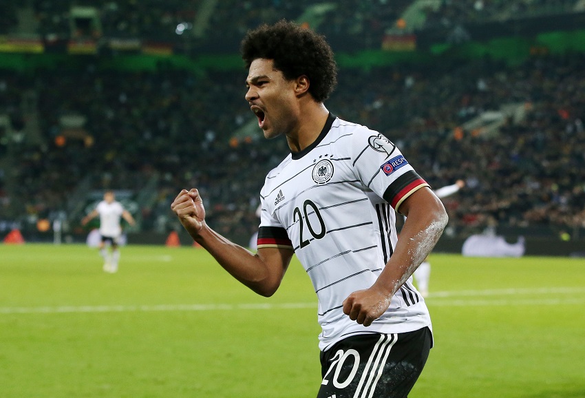 Gnabry thất sủng ở Arsenal nhưng san bằng kỷ lục với tuyển Đức
