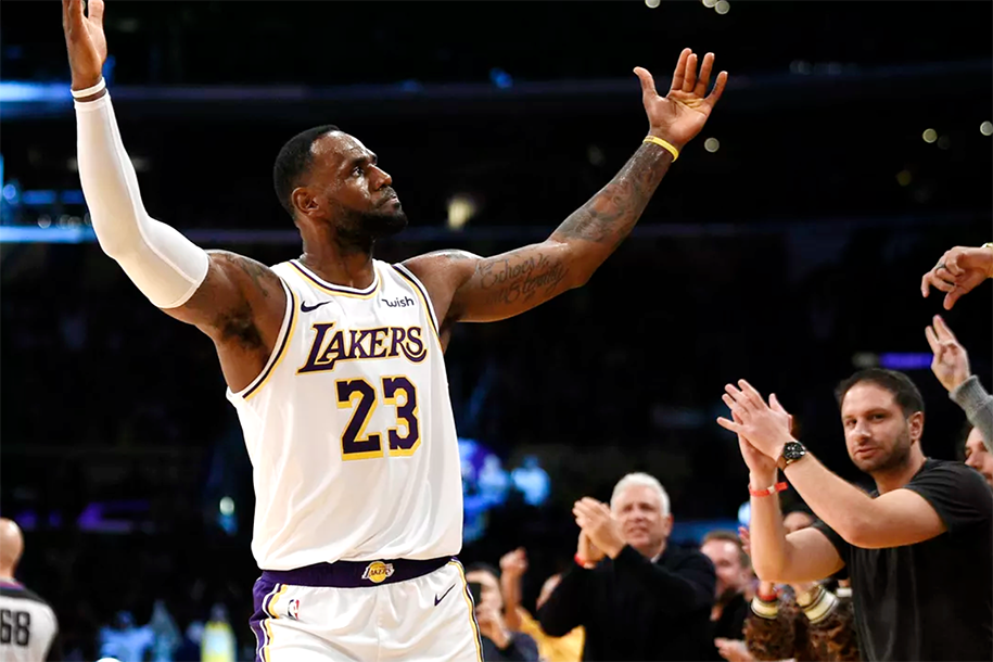 Bị chê hết thời, LeBron James đáp trả bằng kỳ tích triple-double không tưởng