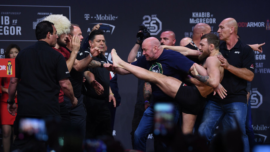 Khabib: ‘Conor là gã ngốc, mà chúng tôi thì không quan tâm mấy gã ngốc”