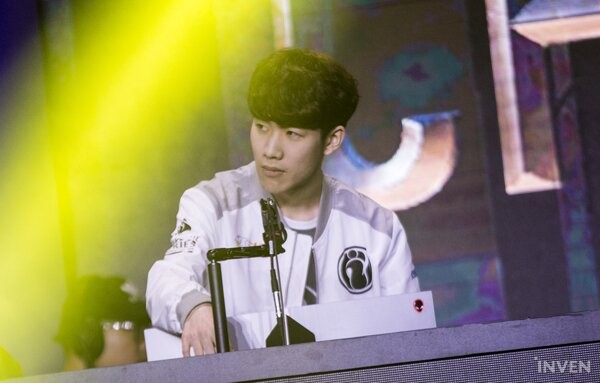 Invictus Gaming lên tiếng về tương lai của TheShy