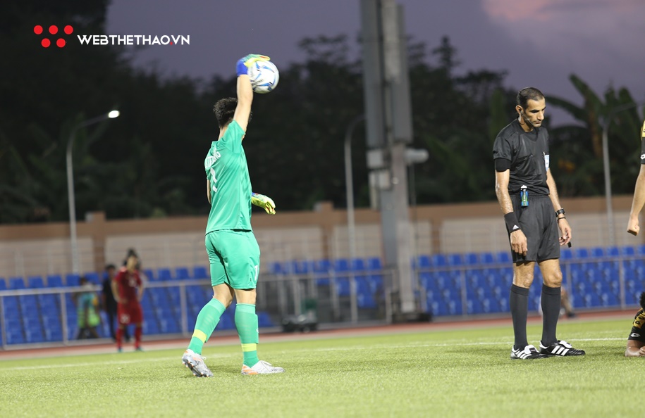 Bùi Tiến Dũng "cô đơn" như thế nào khi U22 Việt Nam hủy diệt U22 Brunei?