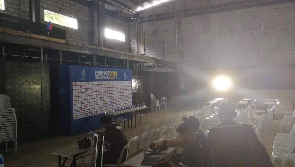 Sốc với quang cảnh nghèo nàn từ một phòng họp báo của SEA Games 30
