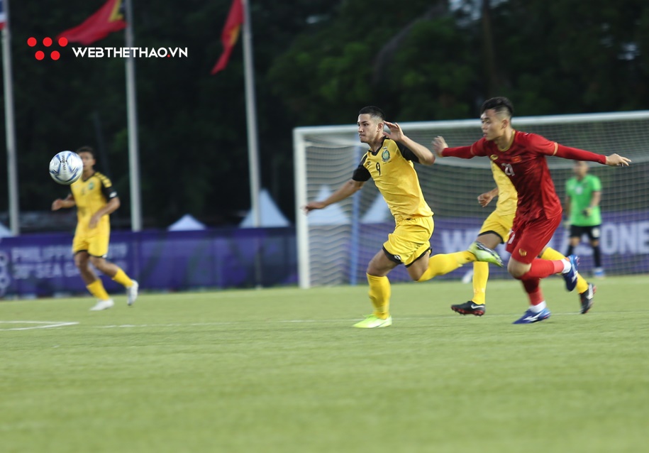 U22 Brunei quá yếu, Thái tử Brunei chỉ biết vừa chạy vừa xin bóng