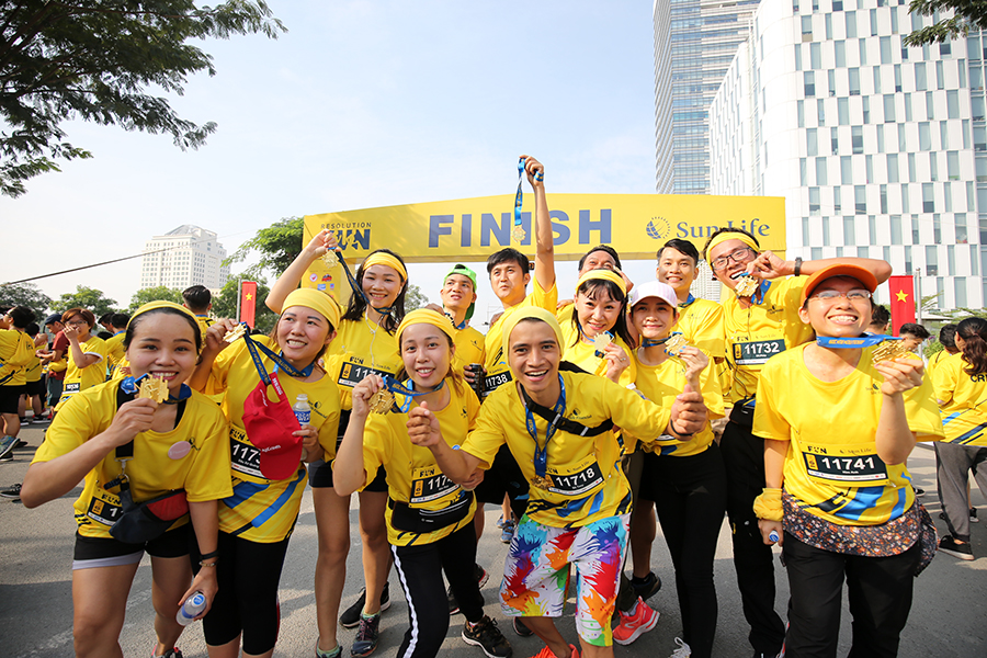 Hoa hậu H’Hen Niê tham gia đường chạy Khởi Đầu Tỏa Sáng - Sun Life Resolution Run 2020