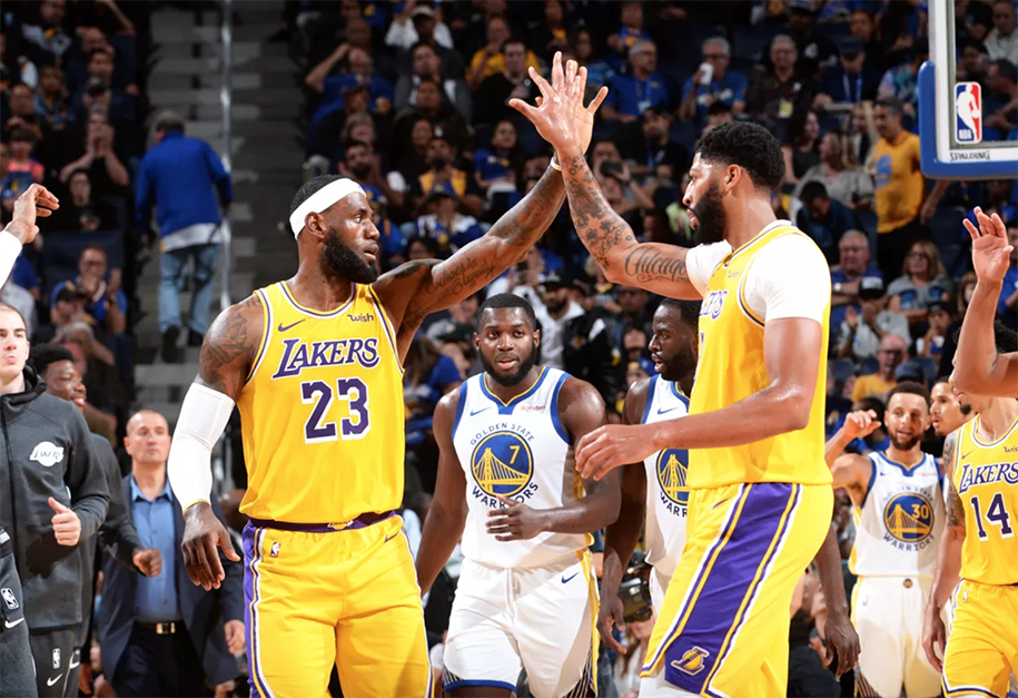 LeBron James chia sẻ kinh nghiệm cho Anthony Davis trước khi trở về New Orleans