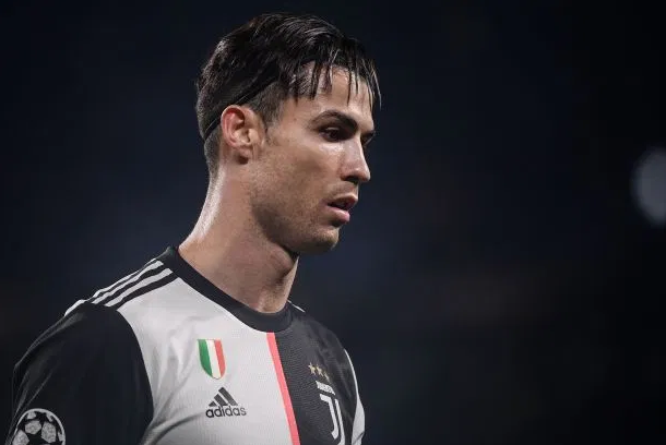 Ronaldo bị "troll" khi khoe diện mạo mới ở trận Juventus thắng Atletico