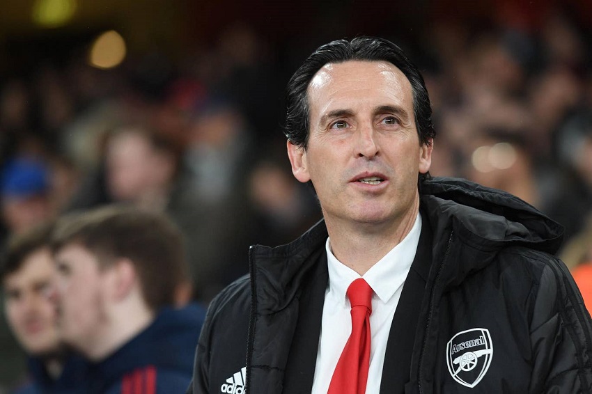 CĐV Arsenal giơ cao biển hiệu phản đối Emery sau thất bại
