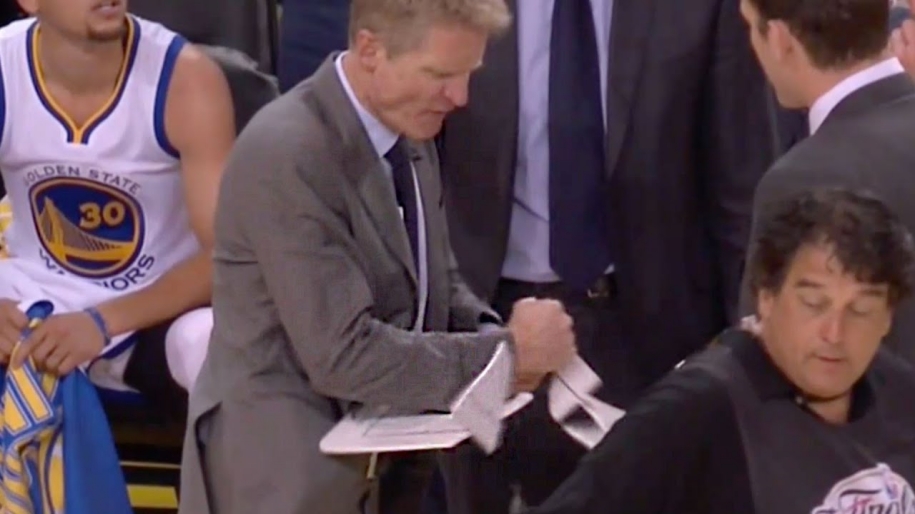 Golden State Warriors chiến thắng nhờ HLV Steve Kerr ... tự làm đứt tay