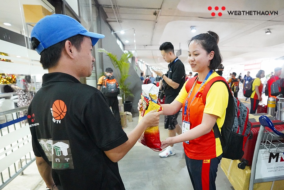 Hình ảnh thú vị VĐV đoàn Việt Nam "chia bánh" cho phóng viên trong ngày đổ bộ xuống Manila
