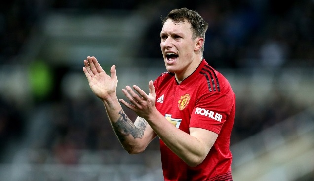 Phil Jones không muốn có trận đấu tri ân với MU vì sợ chỉ có bố và mẹ đến xem