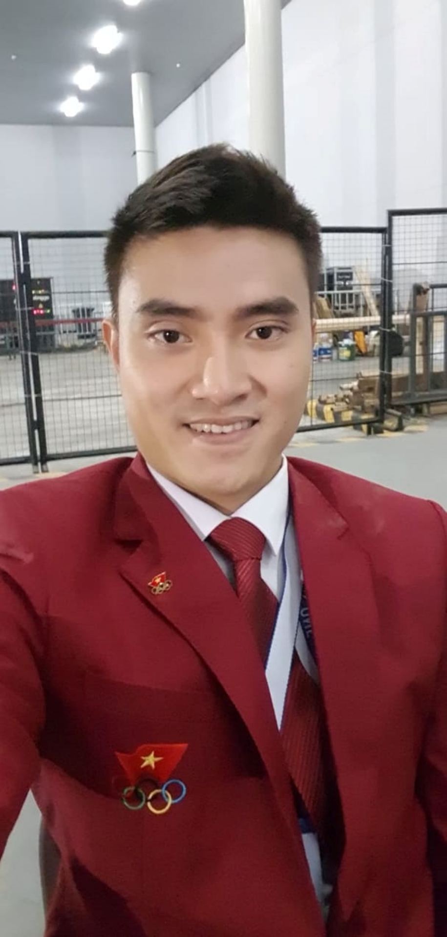 Kiếm thủ cầm cờ Việt Nam Vũ Thành An selfie ở Lễ Khai mạc SEA Games 30
