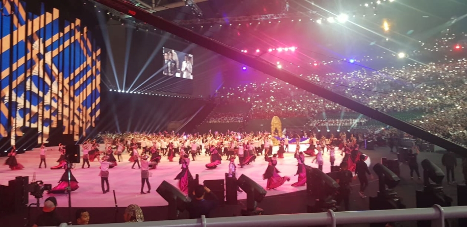 Kiếm thủ cầm cờ Việt Nam Vũ Thành An selfie ở Lễ Khai mạc SEA Games 30