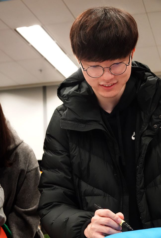 Những hình ảnh đầu tiên về Faker sau khi SKT T1 công bố đội hình mới